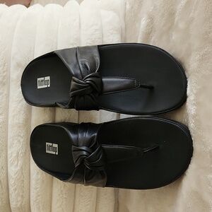 NWOB Fitflop leather twist II knot strap toe post sandals
